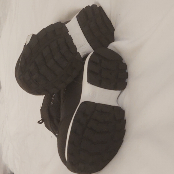 Brand new never worn snow boots!!!!! - Picture 3 of 5